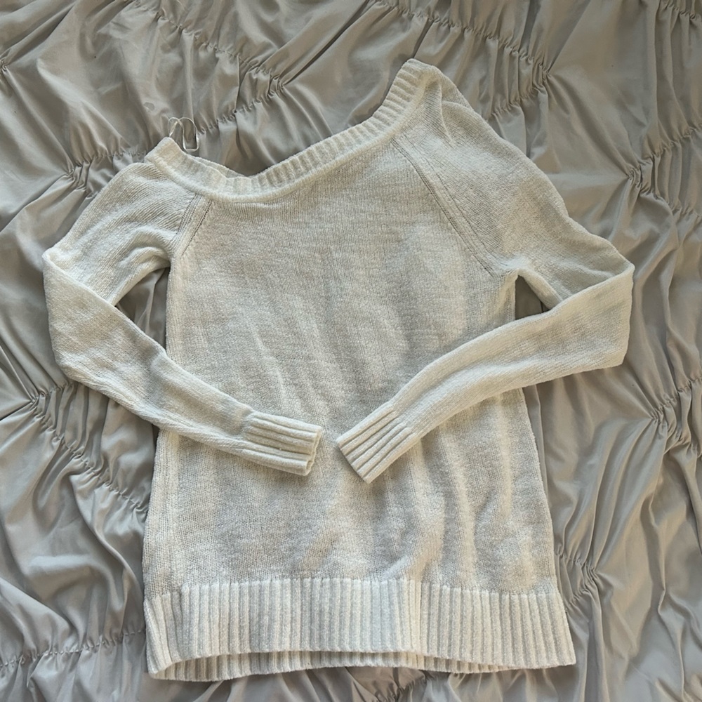 Tart off the shoulder sweater 🤍